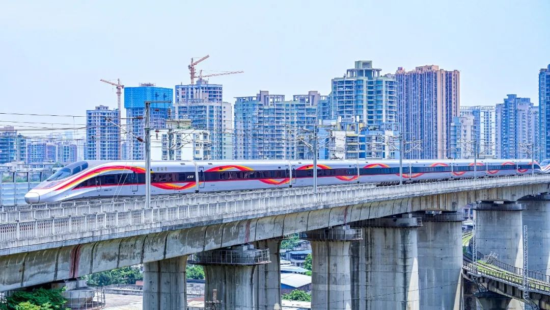 复兴号动车组行驶在成渝高铁线上&nbsp; 图源:视觉中国