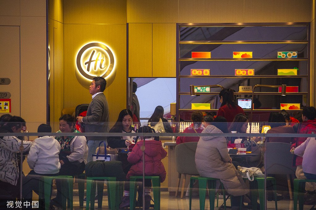 海底捞等位区 图片来源:视觉中国