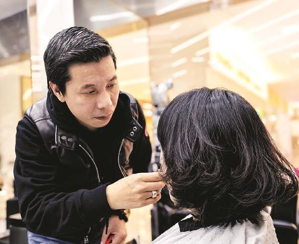 陈平正在为顾客理发  受访者  供图新年新气象从"头"开始,潘多拉美发