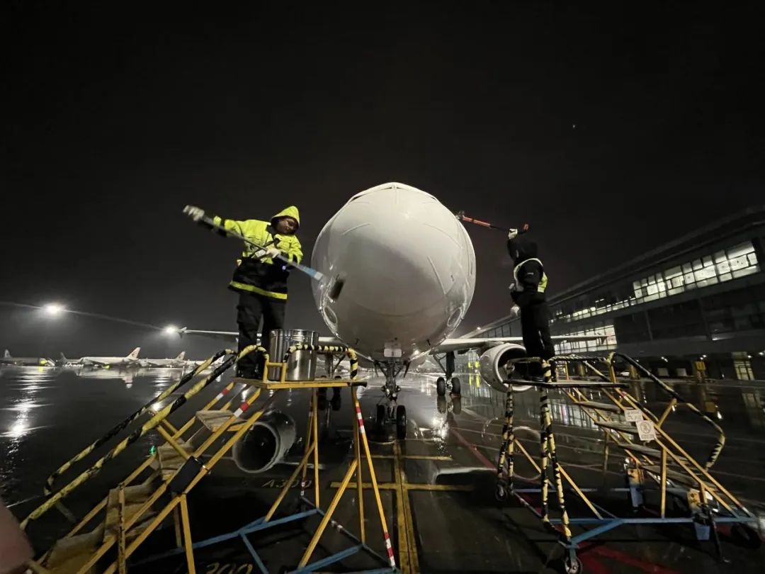 咸阳机场322机位,东航机务正在对飞机雷达罩,发动机等关键部位进行除