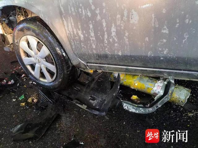 夜晚碰上雨天视野差,男子一不留心驾车撞上铁柱子_新浪财经_新浪网