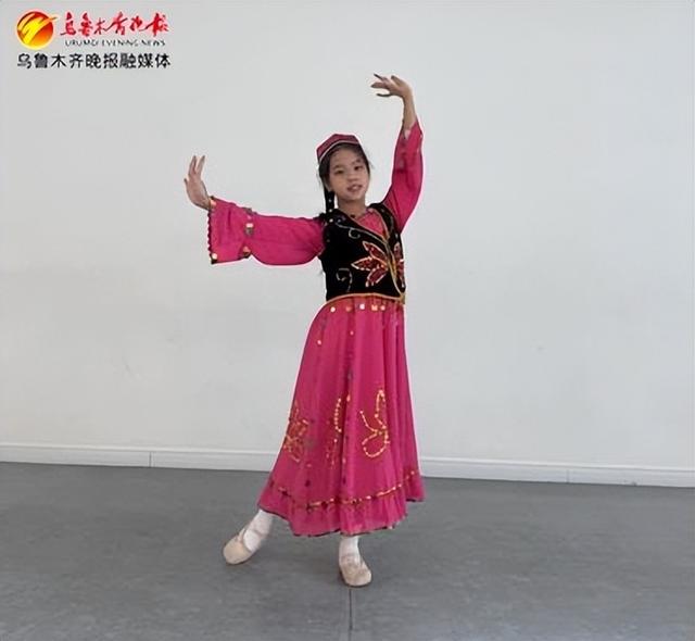 又进宝……"市第42小学三年级(5)班学生唐艺琳录制了一段快板表演视频
