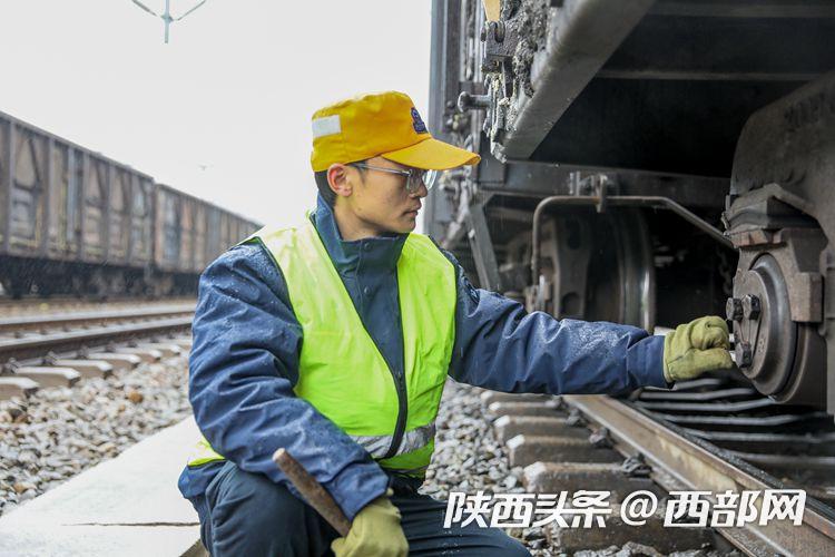 铁路工作人员检查车辆