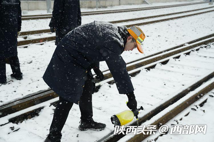 铁路工作人员清除站台积雪