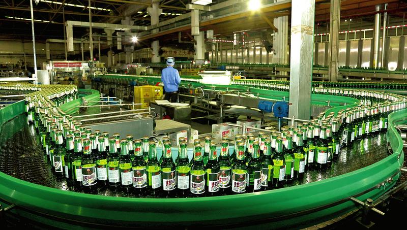 在广西珠江啤酒有限公司生产车间内，全自动化生产线正开足马力运转。（潘志安 摄）
