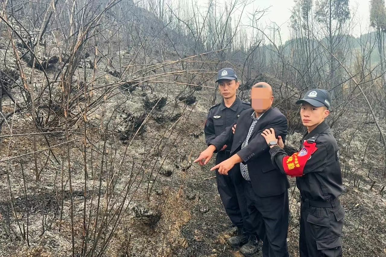 失火的犯罪嫌疑人指认现场.图片来源:息烽县公安局