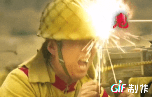 上一秒还在和敌人激烈对枪,下一秒中弹后倒头就睡的机枪哥,因为演技