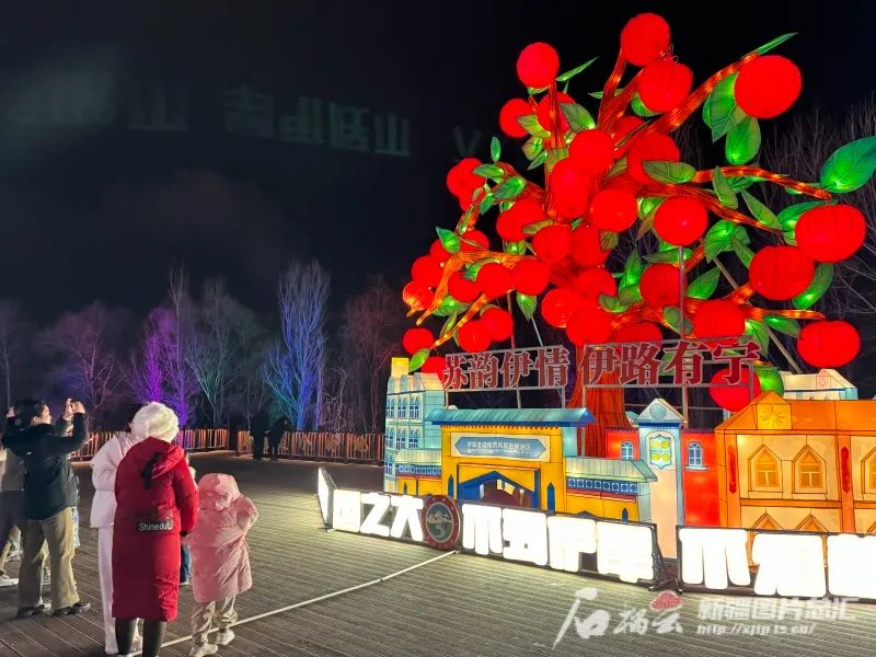 伊犁河灯会吸引游客打卡.