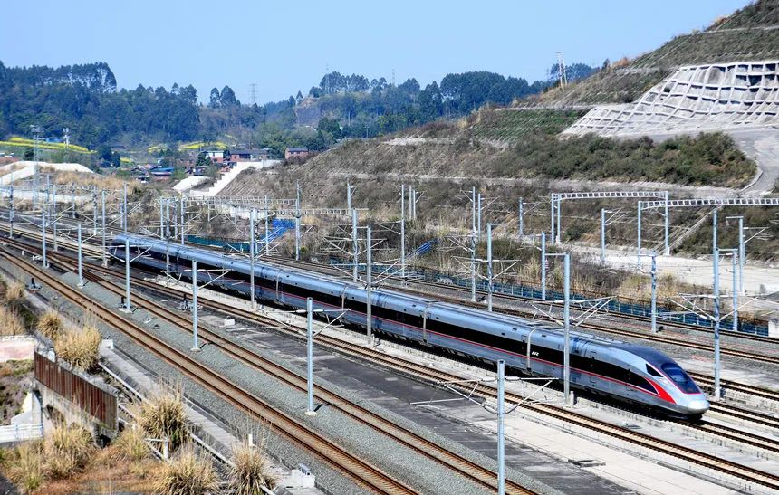 复兴号动车组驶过成渝高铁内江北站.胡志强 摄