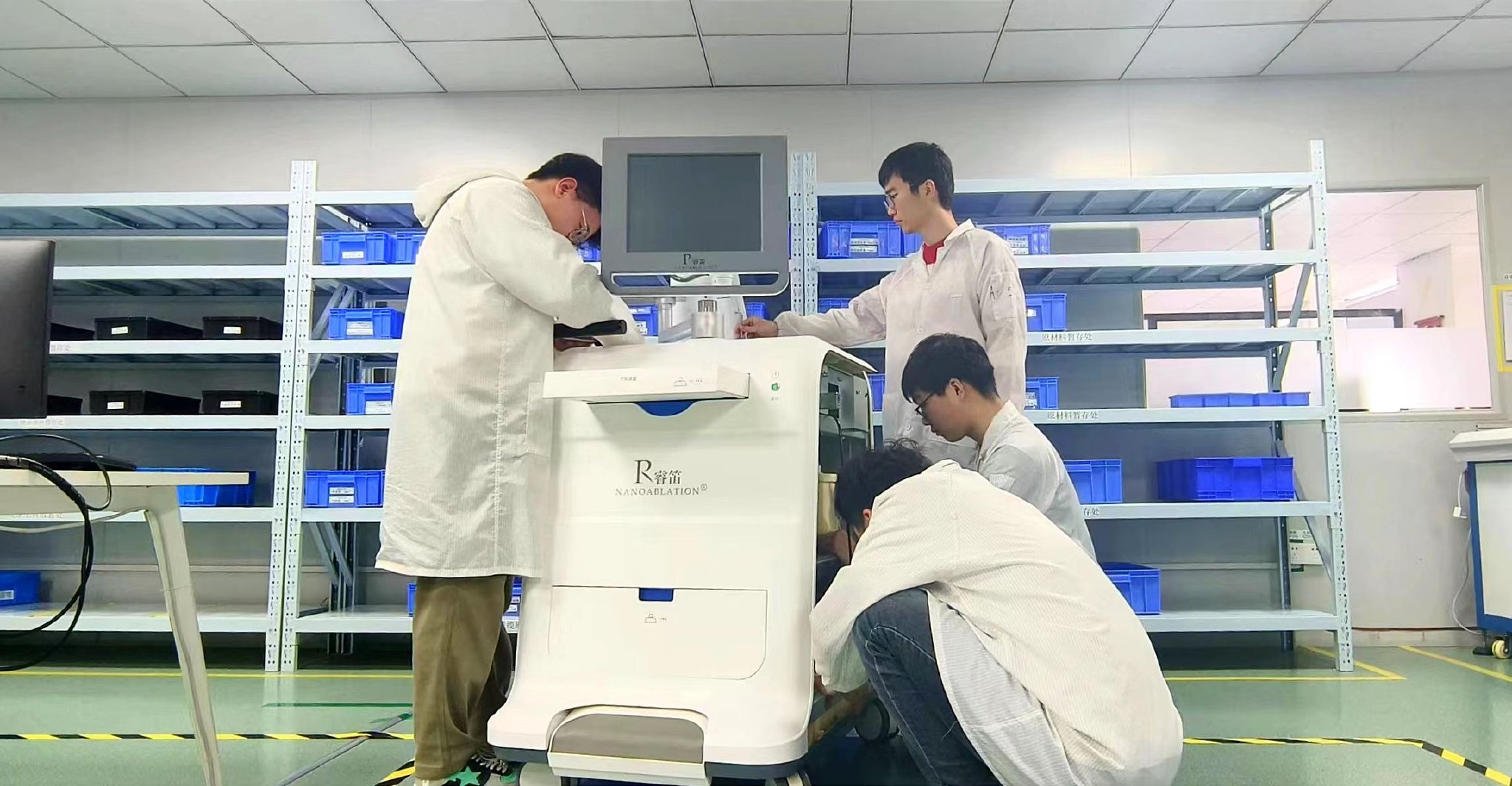 杭州睿笛生物科技有限公司内,研发人员组装纳秒脉冲消融设备