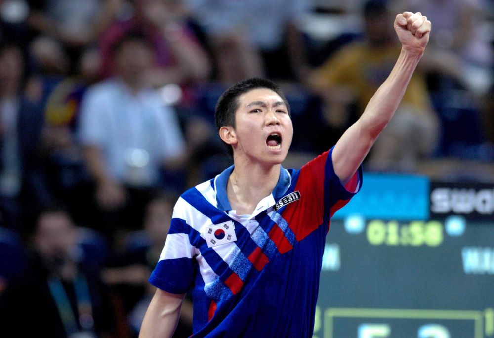 2004年8月23日,柳承敏在雅典奥运会乒乓球男子单打决赛中获胜后庆祝.