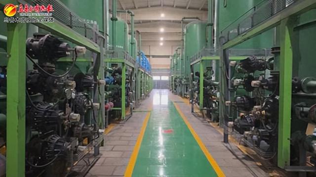 　　近日，在新疆华泰重化工有限责任公司热电厂，机械正在利用工业余热发电。记者宋建华摄