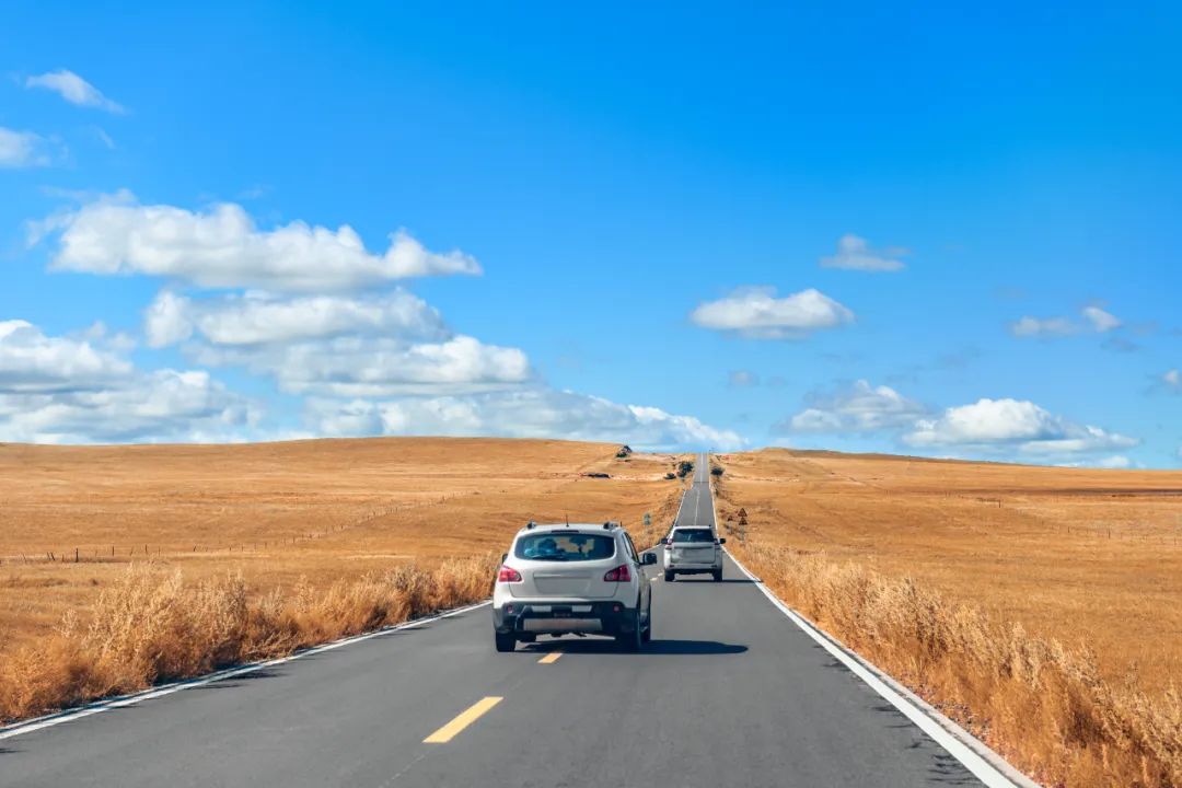 自驾游长路漫漫,海量歌曲配合沿途风景增加旅行乐趣.(图/图虫创意)