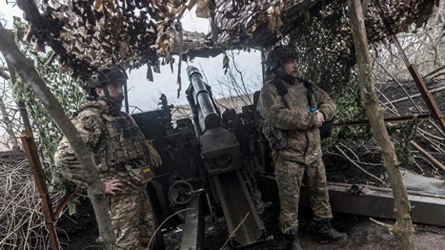 当地时间2月18日，顿涅茨克地区阿夫迪夫卡，乌克兰士兵在准备炮弹。视觉中国 图