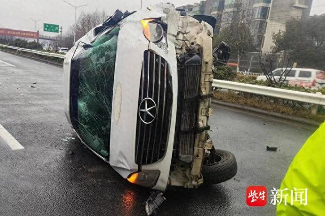 图为车辆侧翻的现场