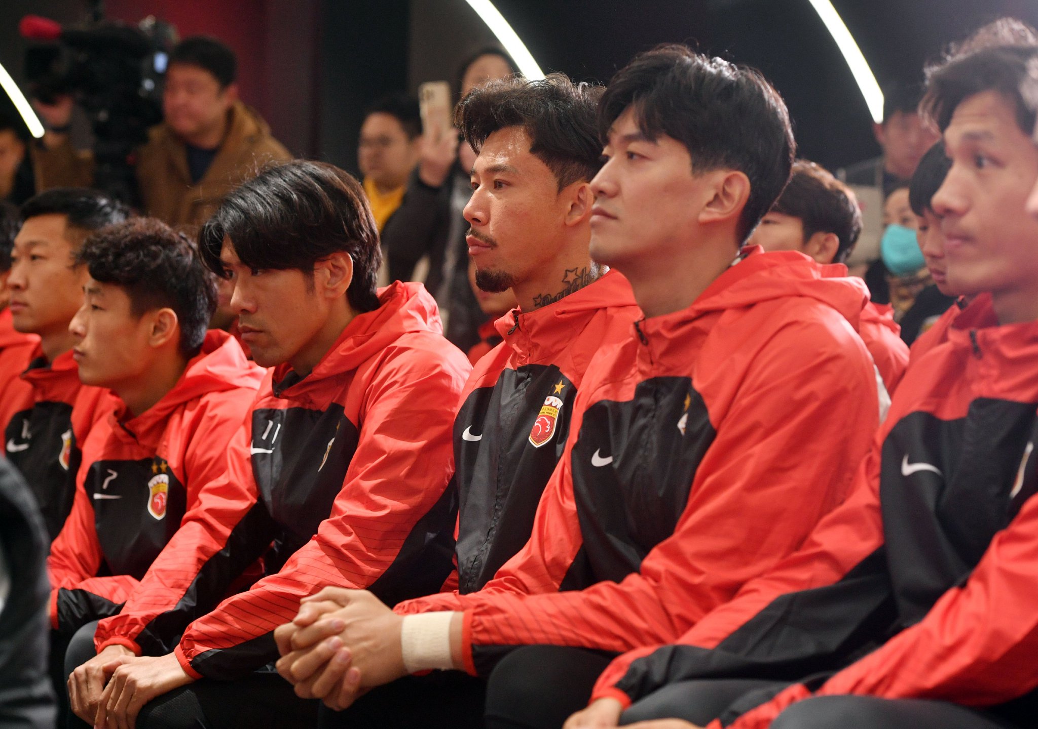 海港出征新赛季,奥斯卡喊出目标:先拿超级杯,再卫冕中超|上海海港