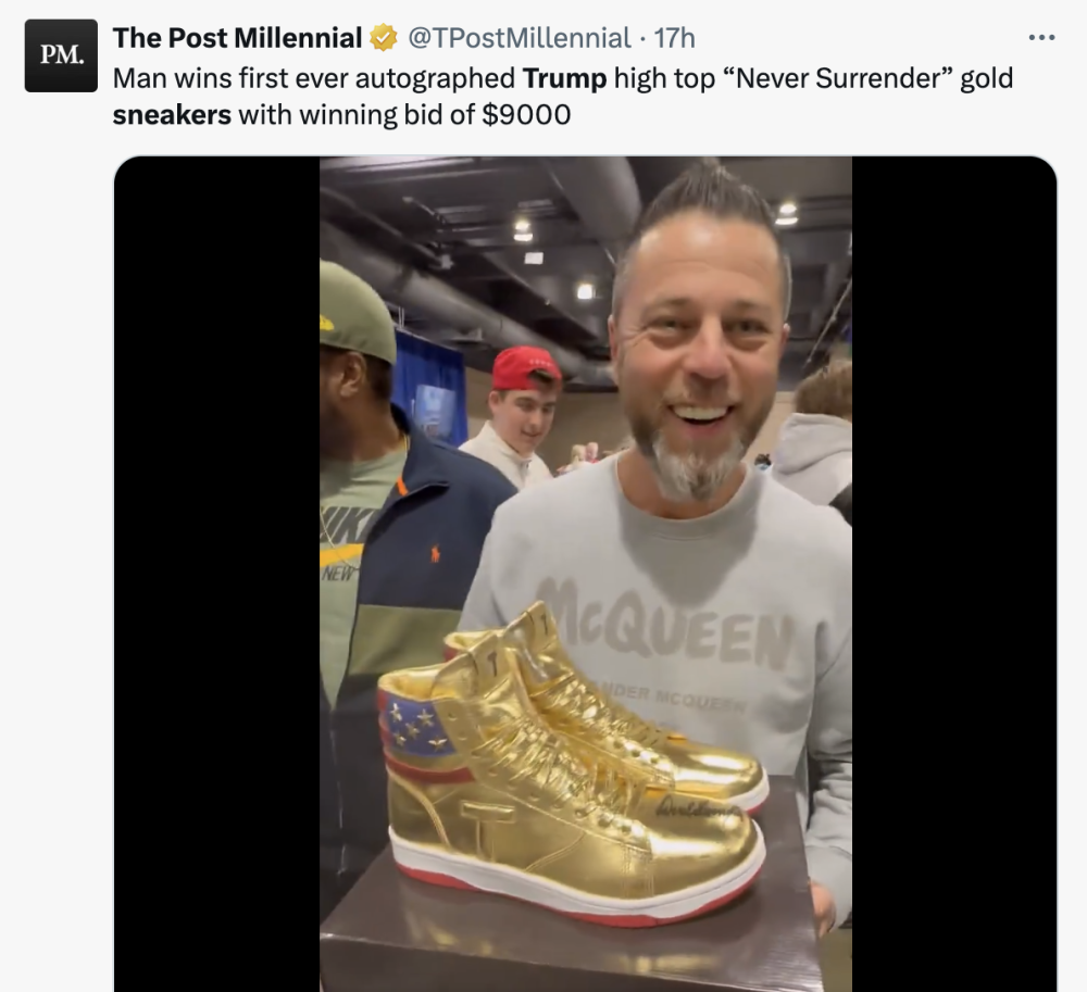 社交媒体页面截图。解释文字为：美国一男子花了9000美元拍下特朗普品牌运动鞋