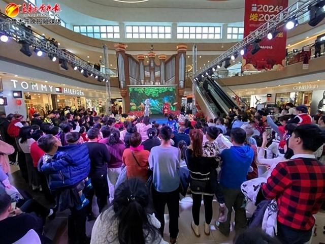 在乌鲁木齐杉杉奥特莱斯购物广场,儿童剧演出吸引观众驻足.