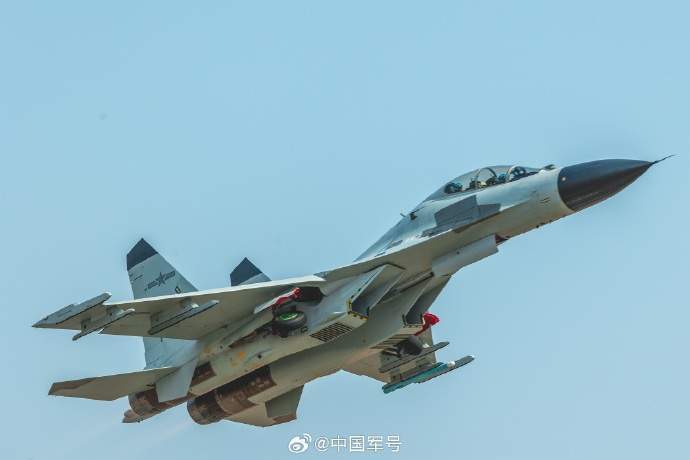 龙年首飞!歼11B超清壁纸上新|群鹰|课目|训练_新浪新闻