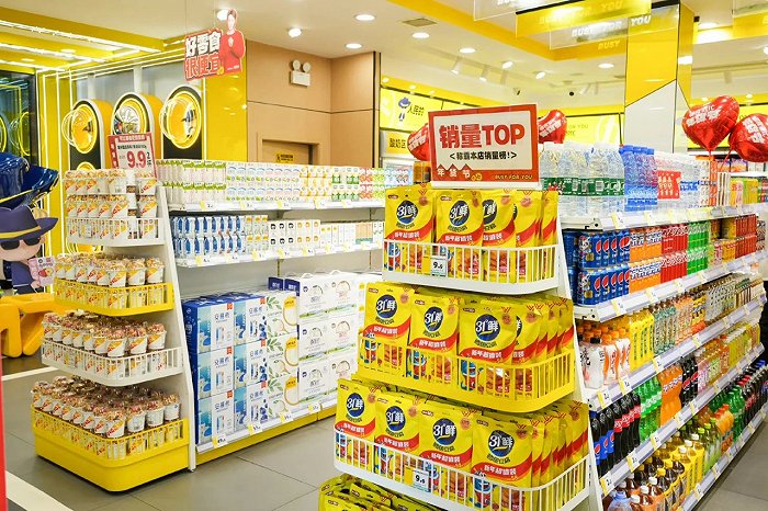 盐津铺子子品牌“31°鲜”产品陈列在零食很忙门店；图片来源：微博@零食很忙