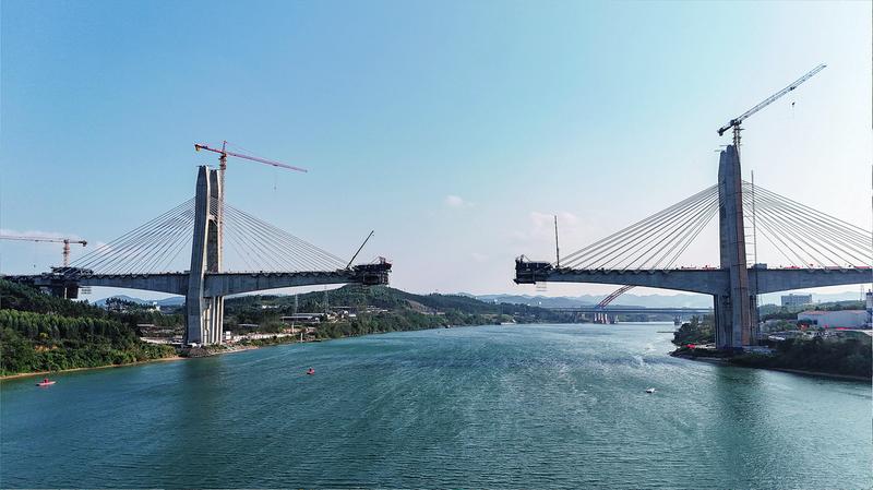 南深高铁南玉段六律邕江特大桥施工已完成90%,预计3月合龙.