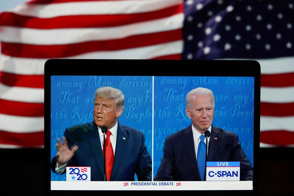 2020年10月22日，特朗普（左）与拜登在田纳西州纳什维尔市参加总统候选人电视辩论。新华社记者刘杰摄
