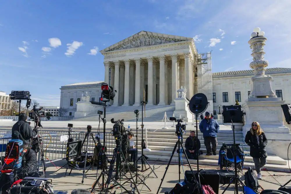 媒体记者聚集在美国首都华盛顿的美国联邦最高法院外进行报道。新华社发（亚伦摄）