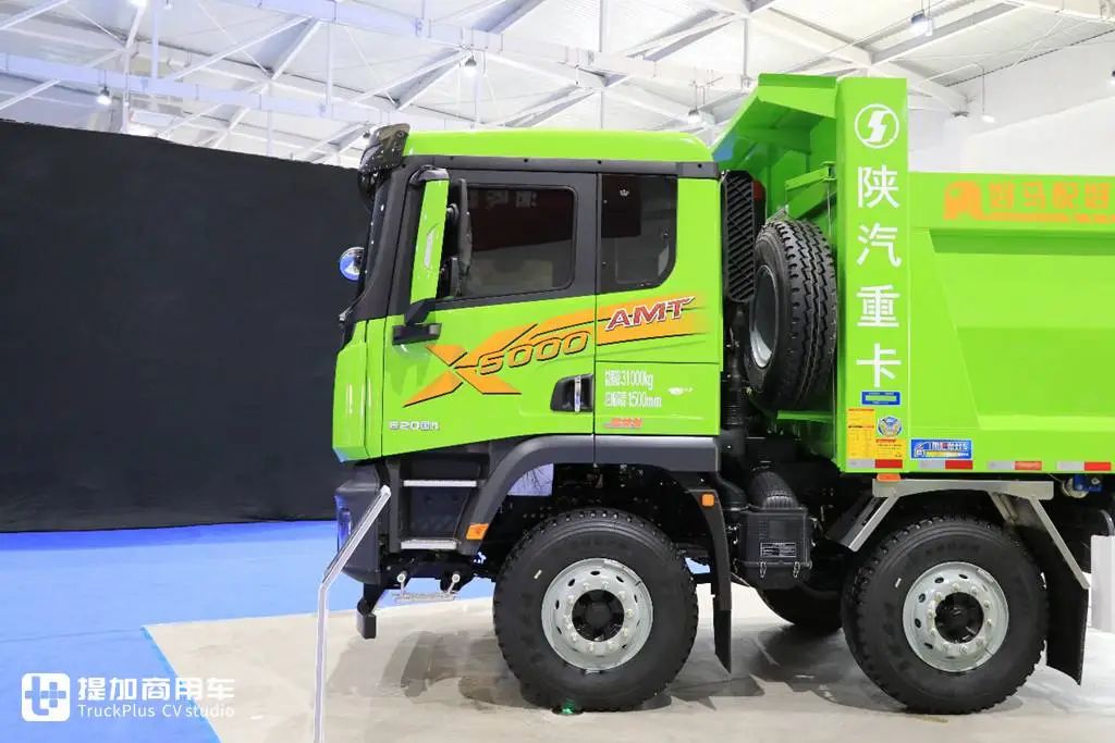 自卸车通常白夜双班,夜间行驶时照明一定要跟得上,所以陕汽德龙x5000