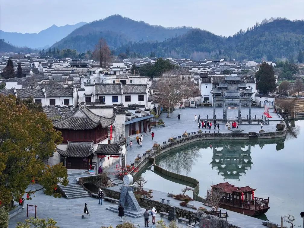 安徽省黄山市黟县西递镇西递村(无人机照片).新华社发(施亚磊摄)