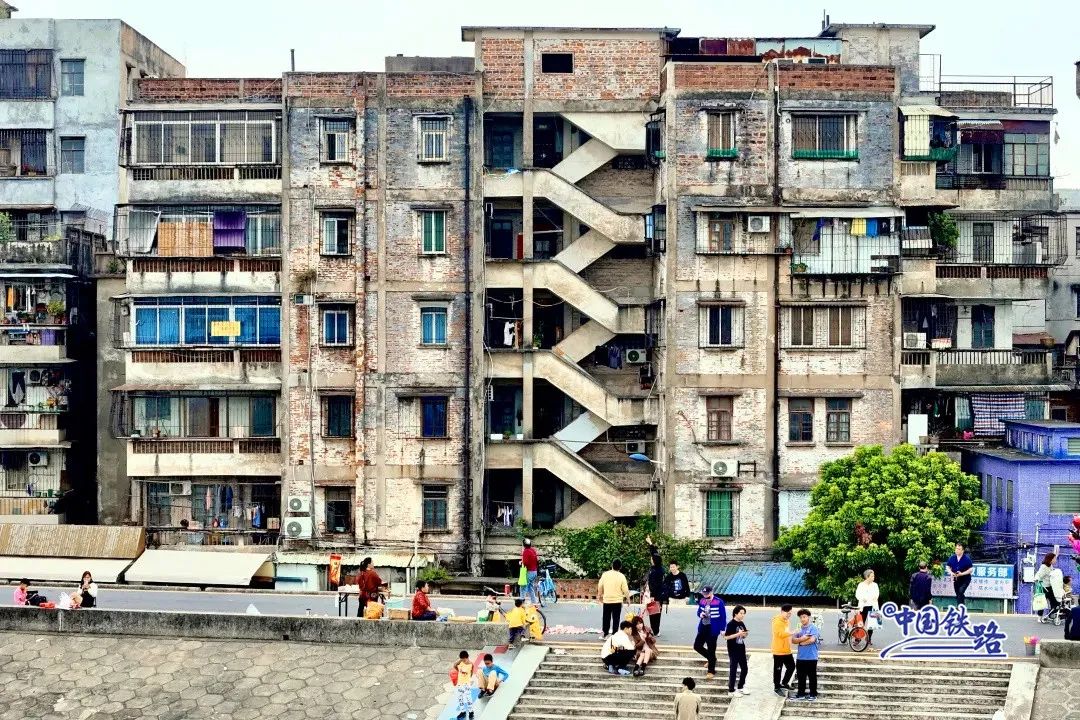 东 莞电影《热辣滚烫》的多个外景以及多张海报都是在东莞拍摄的,石龙