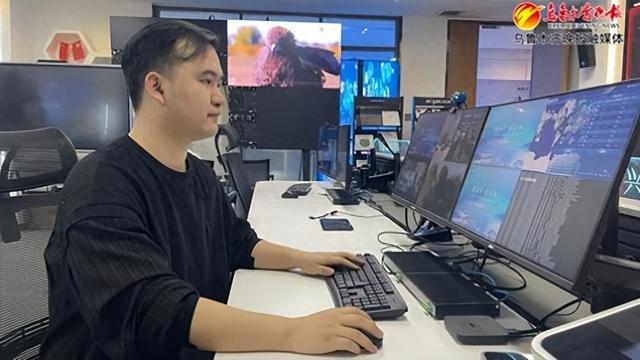 　　2月22日，在新疆软件园的广东魅视科技股份有限公司新疆办事处，工作人员正在研发软件。记者唐红梅摄