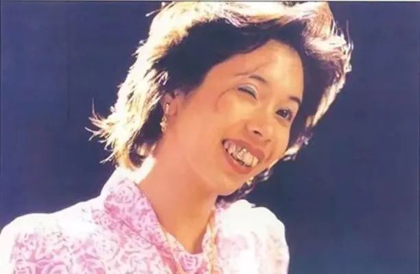 (《食神》中莫文蔚饰演鸡姐(图源:微博)女性喜剧演员这种"无性别"的