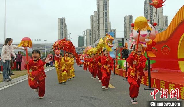 (新春见闻)浙江仙居:萌娃舞龙闹春迎元宵