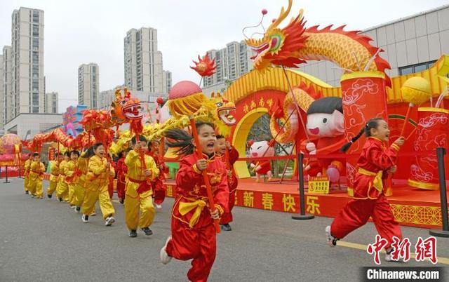 (新春见闻)浙江仙居:萌娃舞龙闹春迎元宵|萌娃_新浪财经_新浪网