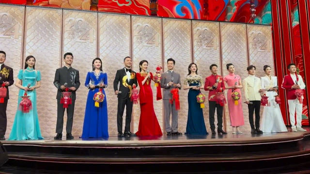 龙年春晚13位主持人元宵晚会同台大合照|春节联欢晚会|中央广播电视总台元宵晚会|何炅|贾景晖|撒贝宁_新浪新闻
