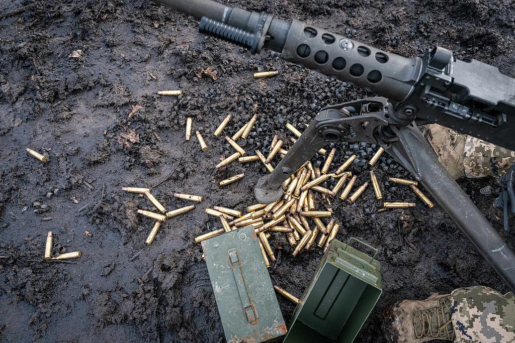 2024年2月3日,顿涅茨克地区,乌克兰士兵在射击场训练期间使用的子弹