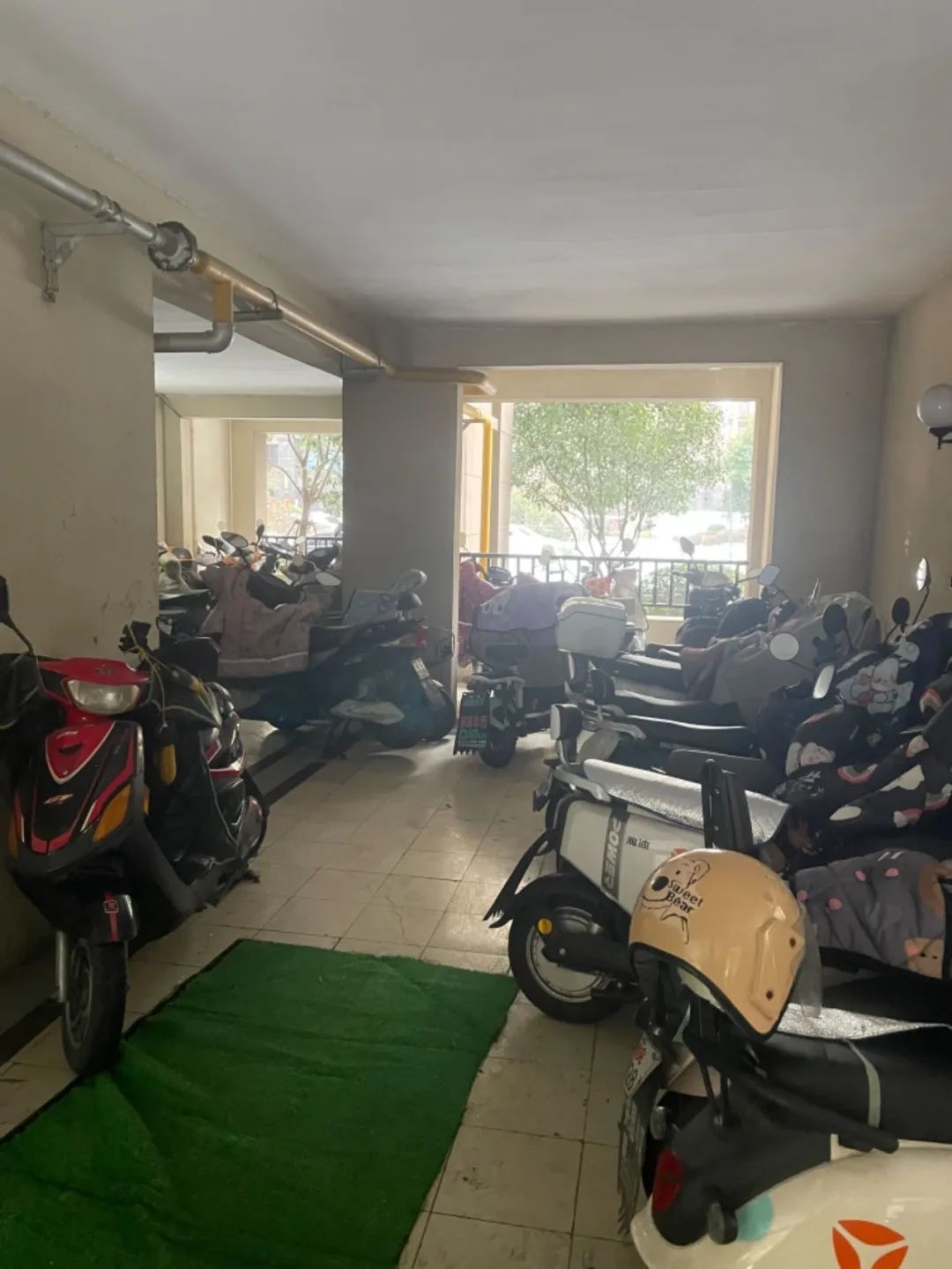 记者在旁边的25栋楼看到,楼下同样是架空层,空间内也停放着多辆电动车