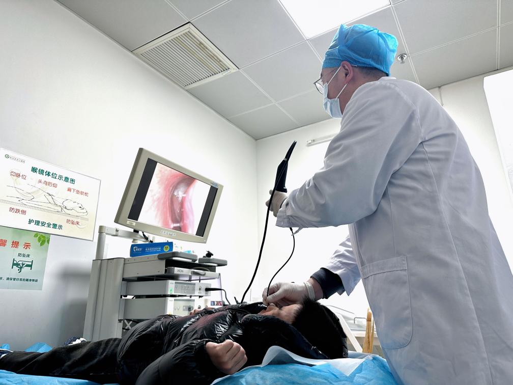 2月23日,患者在武汉市中心医院耳鼻喉科接受喉镜检查.新华社发