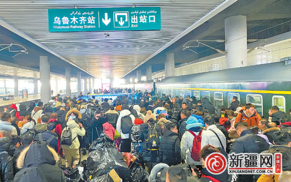 2月23日,在乌鲁木齐站,乘坐商丘至乌鲁木齐k4113次列车抵达的旅客正在