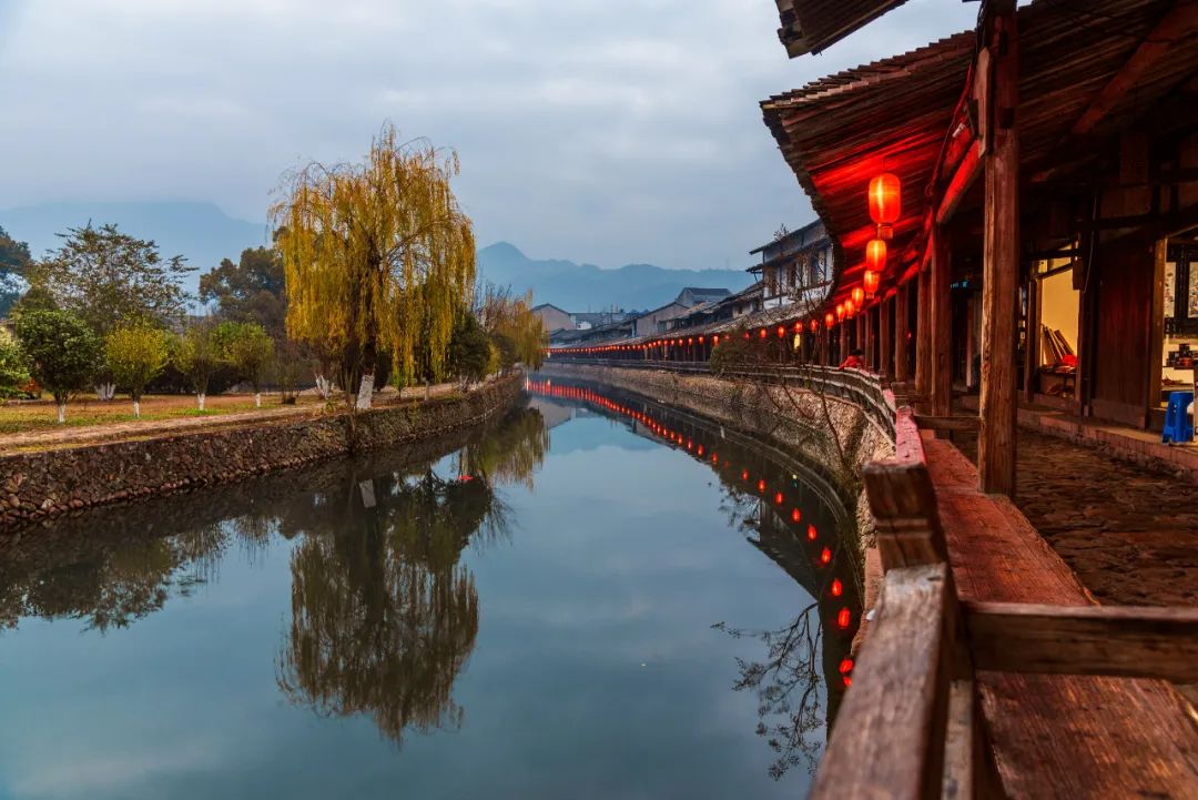 丽水古街的夜景.这里既保留了原本的建筑风貌,又引入了不少潮流店铺.