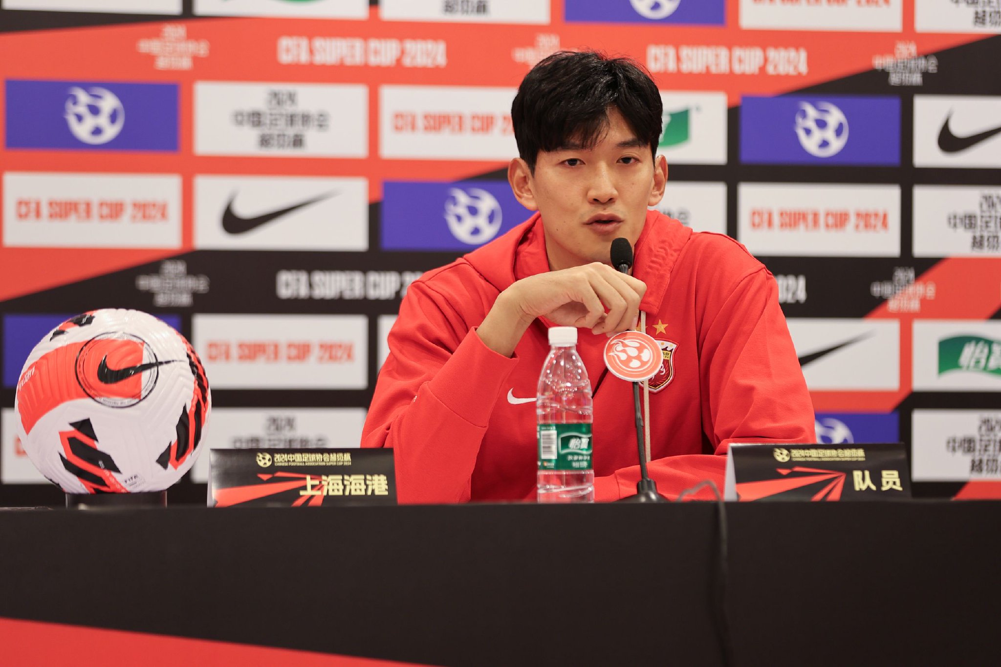 国足主力门将颜骏凌是现役球员中经历了最多场德比大战的球员.