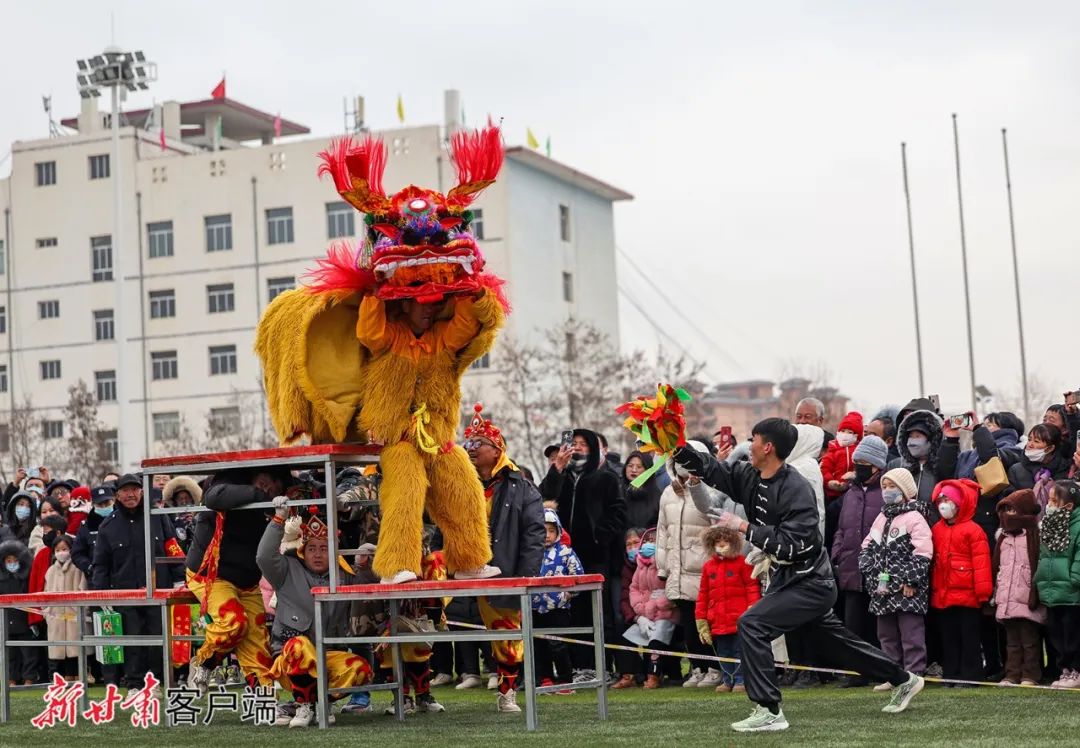 来自榆中县多个乡镇的15支农村社火队在县城进行舞龙耍狮,跑旱船,踩