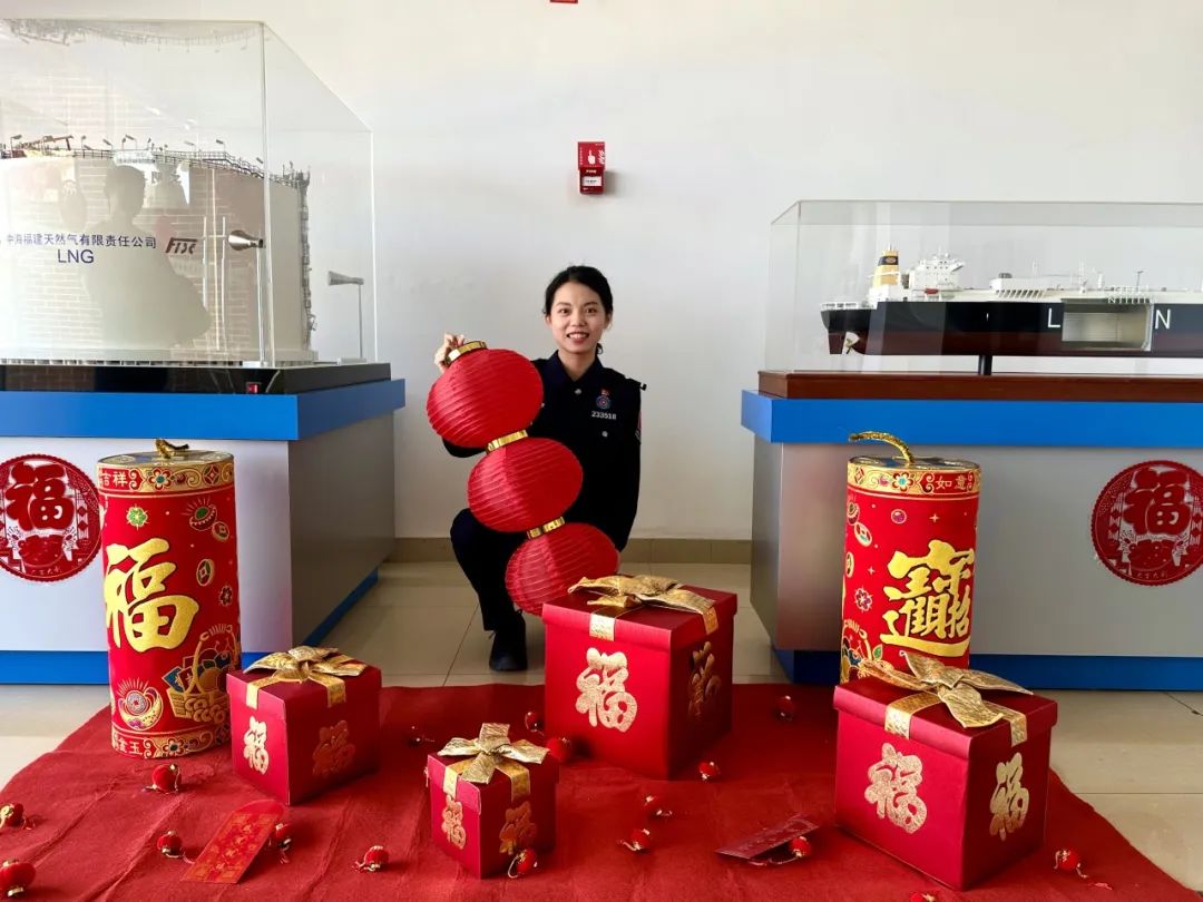 莆田边检站移民管理警察陈雅丽在春节期间与液化天然气储罐和船舶模型