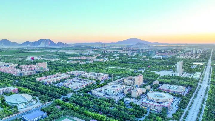 图为2023年8月18日拍摄的图木舒克市区.(孟九汀 摄)