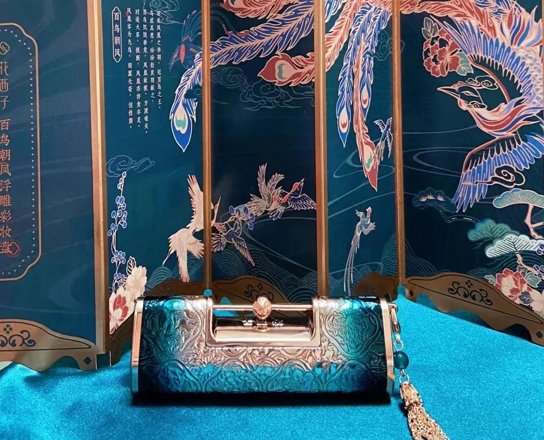 2020年8月，花西子推出“同心锁口红”。图/小红书