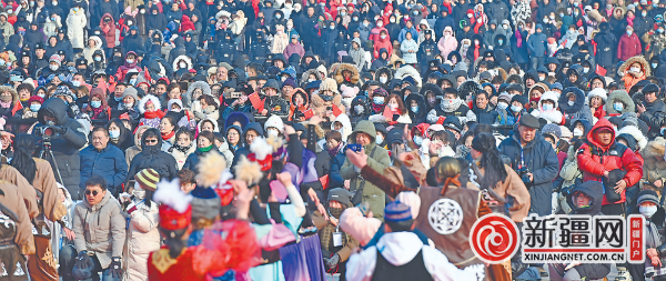 2月23日，群众为社火队员的表演鼓掌喝彩。（全媒体记者陈岩摄）