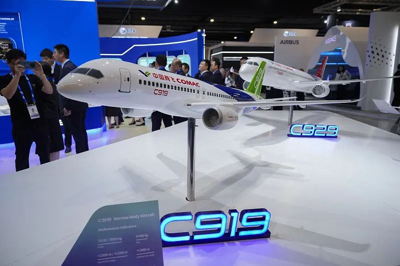 当地时间2月20日，新加坡航展首日，中国商飞C919和AR J21飞机模型在中国商飞馆展出。图片/CFP