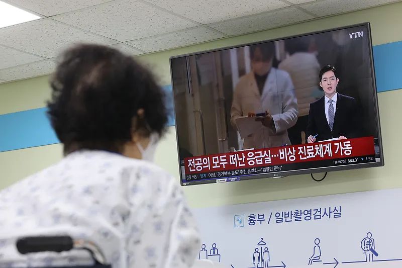 当地时间2月23日，韩国首尔，一家大学医院里，一名患者正在收看韩国医生集体辞职的新闻。
