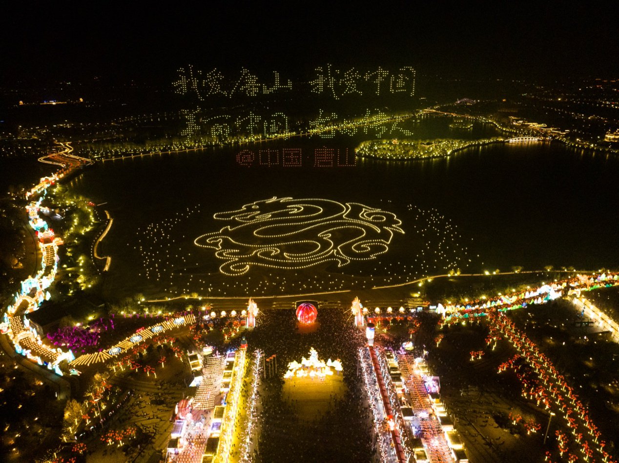 唐山南湖旅游景区丹凤朝阳广场，无人机形成一道“向上看”风景线。 主办方 供图