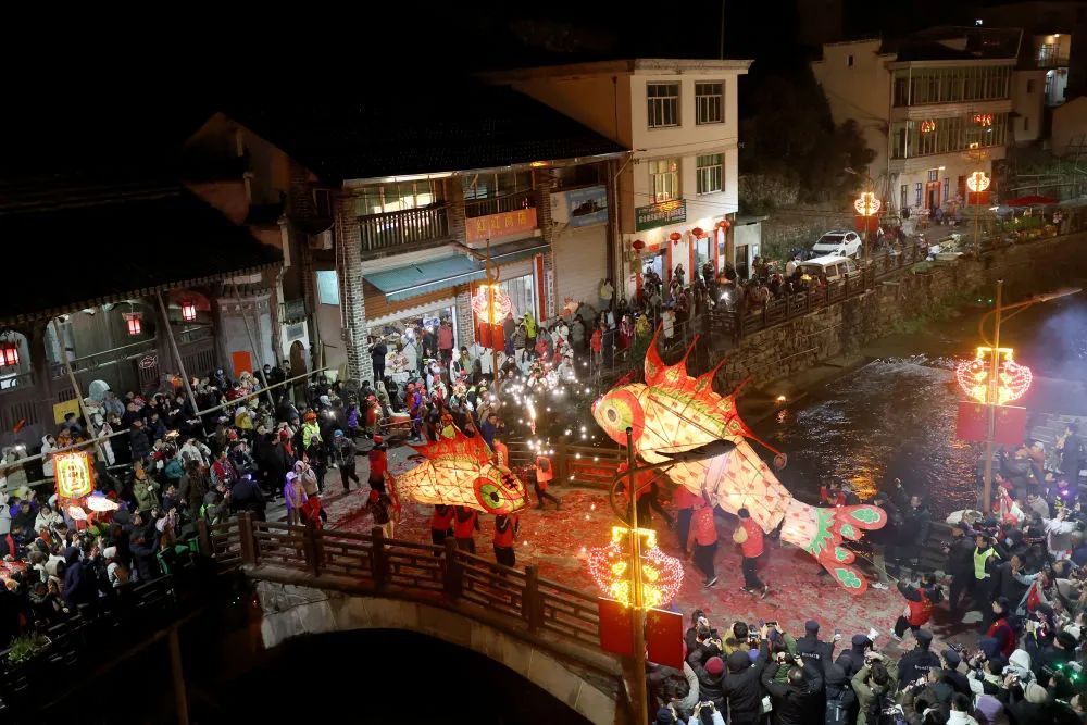 2月22日,在安徽省黄山市歙县溪头镇汪满田村,鱼灯表演队伍在村中嬉游